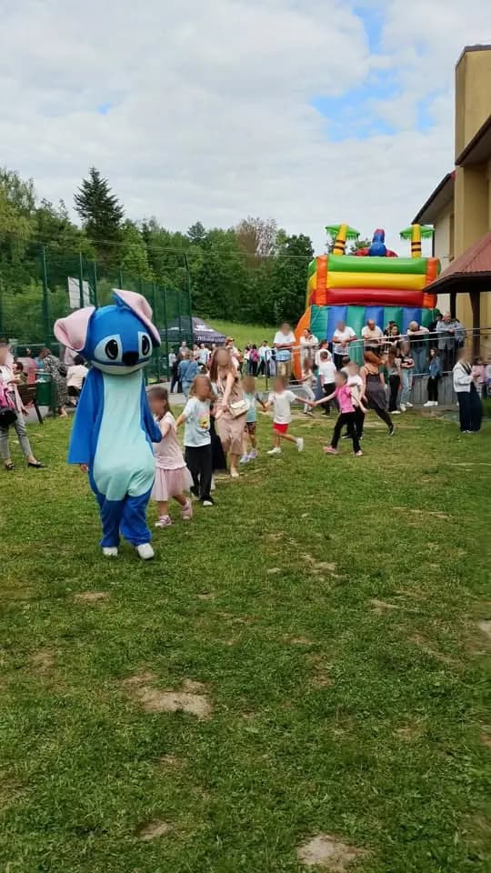Animator dla dzieci w Rzeszowie prowadzi zabawy na imprezie plenerowej